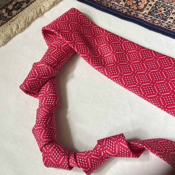 Turnbull & Asser hand made in England Pink geometric pattern Silk tie - Picture 4 of 10